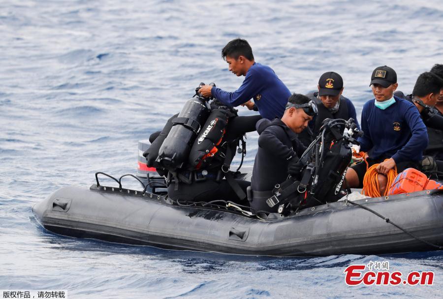 Rescue team members prepare to dive at the location where Lion Air flight JT610 crashed into the sea, in the north coast of Karawang regency, West Java province Indonesia, Oct. 30, 2018. Indonesia on Tuesday stepped up a search for an airliner that plunged into the sea with all 189 aboard feared dead, deploying underwater beacons to trace its black box recorders and uncover why an almost-new plane crashed minutes after take-off. (Photo/Agencies)