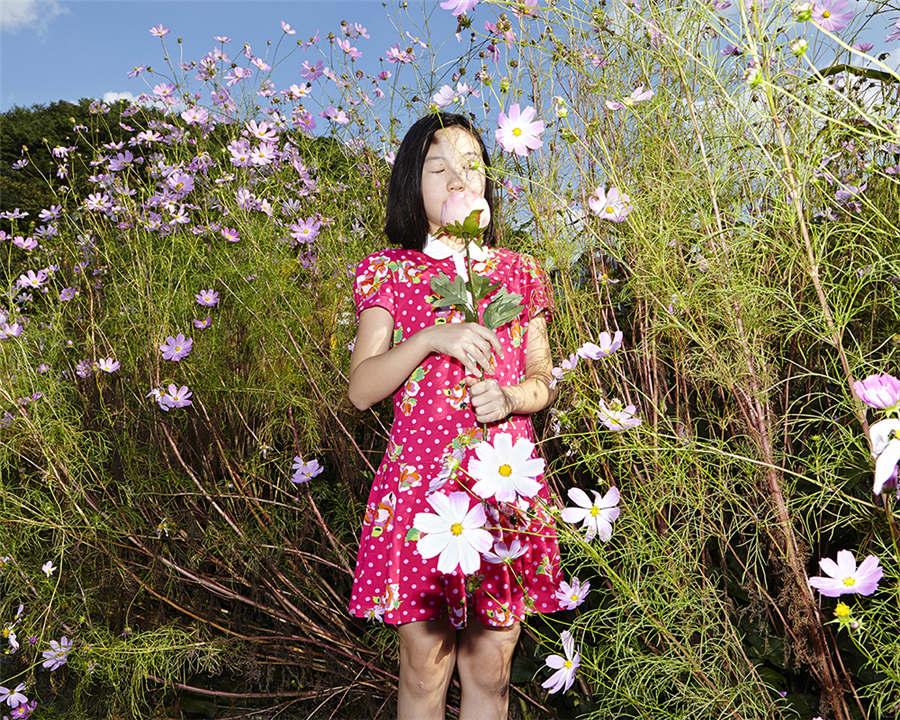 Plastic Tears, by Hyesun Shin (South Korea). (Photo provided to chinadaily.com.cn)
The title of this photograph is Plastic Tears, which signifies artificial tears and false tears. The photographer said that we live in a world full of fake, pretentious things. People do not like to reveal their faces to communicate with the world. They hide what they want to hide and reveal only what they want to reveal.