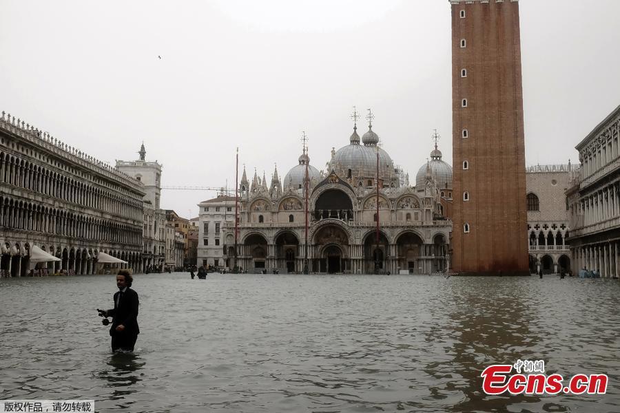 A man walks in the flooded St. Mark\'s Square during a high-water alert in Venice on October 29, 2018. The flooding, caused by a convergence of high tides and a strong Sirocco wind, reached around 150 centimetres on October 29.(Photo/Agencies)