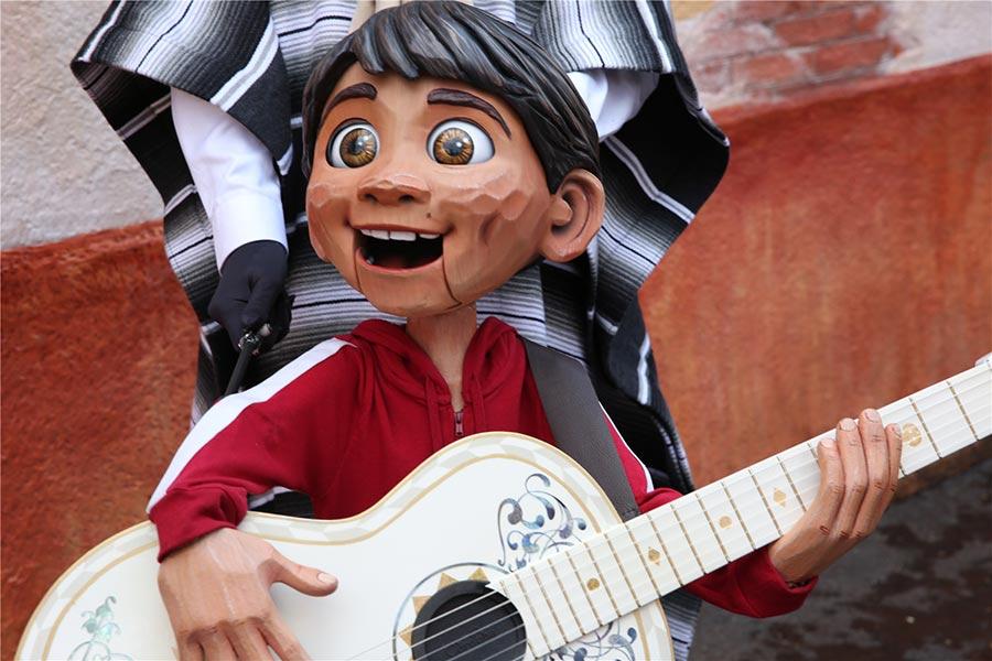 Guests are invited to step onto the set of Disney?Pixar\'s Coco and explore the small Mexican village of Santa Cecilia. (Photo provided to chinadaily.com.cn)