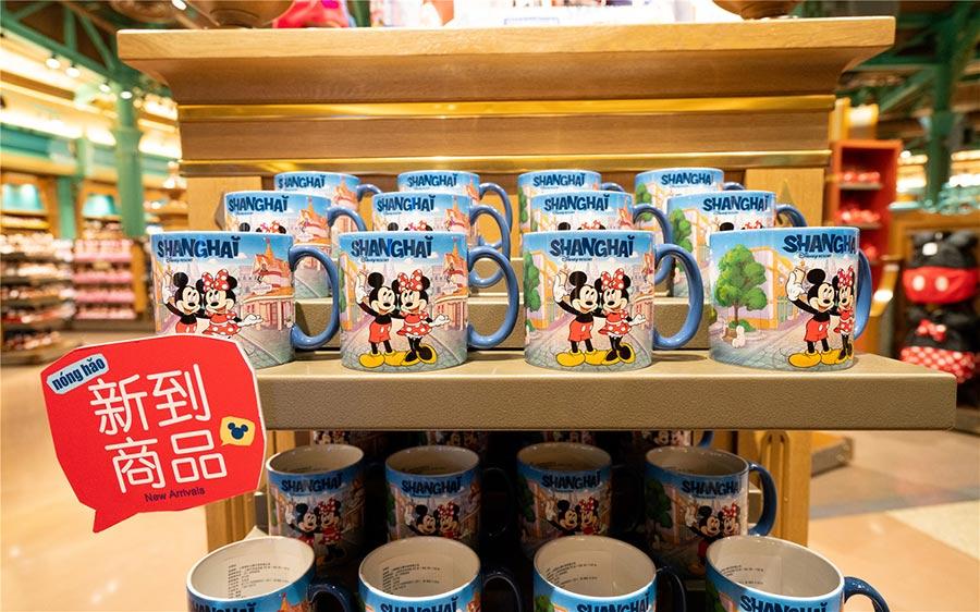 New and exclusive Shanghai-inspired merchandise, including apparel, headwear, toys, accessories, home decor, stationery and jewelry, are the perfect souvenirs for guests looking to take home a keepsake. (Photo provided to chinadaily.com.cn)