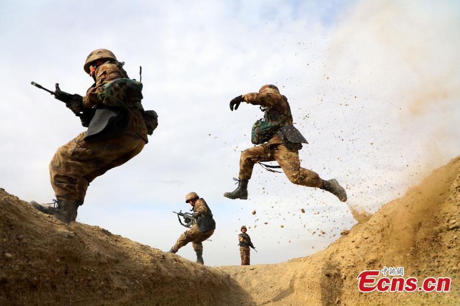 New soldiers undergo training at a military base in Northwest China’s Xinjiang Uygur Autonomous Region, Oct. 29, 2018. The training programs focused on battlefield protection skills. (Photo: China News Service/Luo Xingcang)