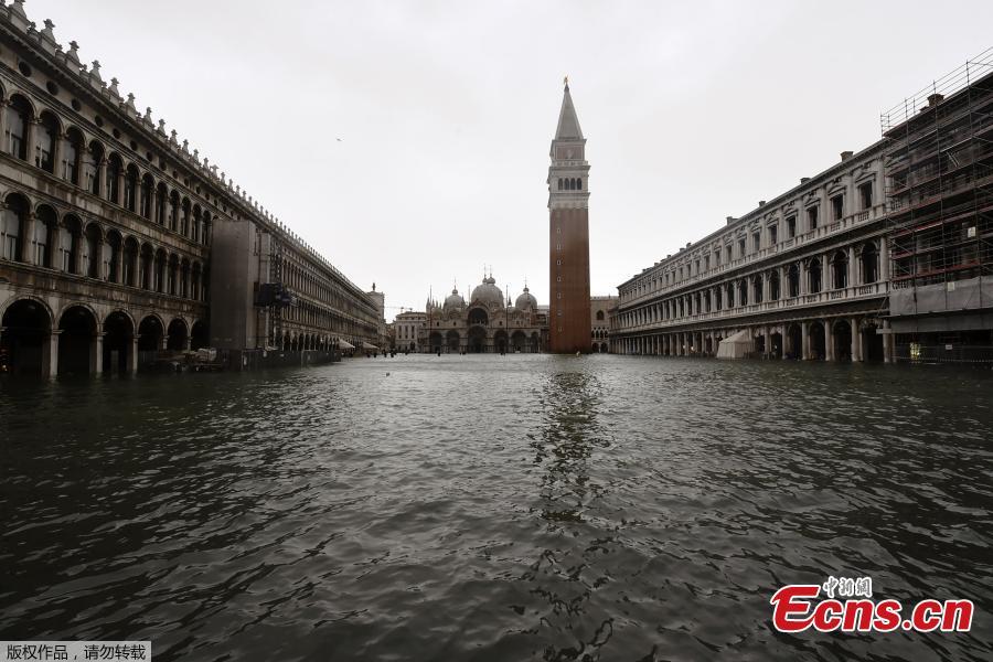 A picture taken on October 29, 2018 shows the flooded St. Mark\'s Square during a high-water alert in Venice. The flooding, caused by a convergence of high tides and a strong Sirocco wind, reached around 150 centimetres on October 29. (Photo/Agencies)