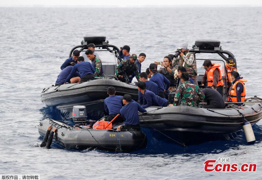 Rescue team members prepare to dive at the location where Lion Air flight JT610 crashed into the sea, in the north coast of Karawang regency, West Java province Indonesia, Oct. 30, 2018. Indonesia on Tuesday stepped up a search for an airliner that plunged into the sea with all 189 aboard feared dead, deploying underwater beacons to trace its black box recorders and uncover why an almost-new plane crashed minutes after take-off. (Photo: China News Service/Lin Yongchuan)