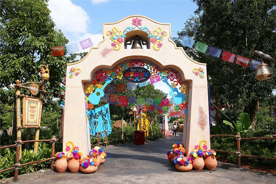 Guests are invited to step onto the set of Disney?Pixar\'s Cocoand explore the small Mexican village of Santa Cecilia. (Photo provided to chinadaily.com.cn)
