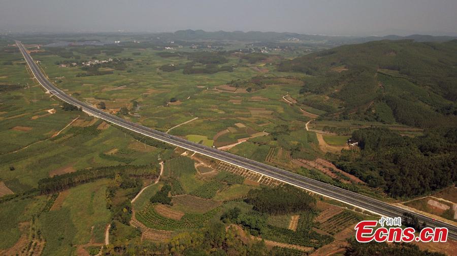 Photo taken from the air shows an expressway linking Nanning Wuxu International Airport with Datang Town of Nanning City, Southwest China’s Guangxi Zhuang Autonomous Region, Oct. 30, 2018. The expressway will improve transportation networks among the region’s three seaports and Friendship Pass near the border between China and Vietnam when it opens next month. (Photo: China News Service/He Qiudi)