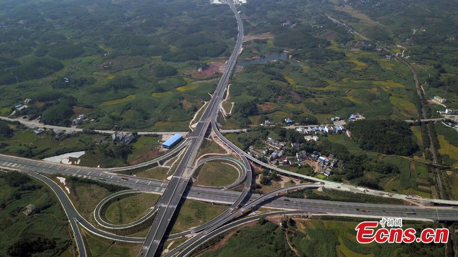 Photo taken from the air shows an expressway linking Nanning Wuxu International Airport with Datang Town of Nanning City, Southwest China’s Guangxi Zhuang Autonomous Region, Oct. 30, 2018. The expressway will improve transportation networks among the region’s three seaports and Friendship Pass near the border between China and Vietnam when it opens next month. (Photo: China News Service/He Qiudi)