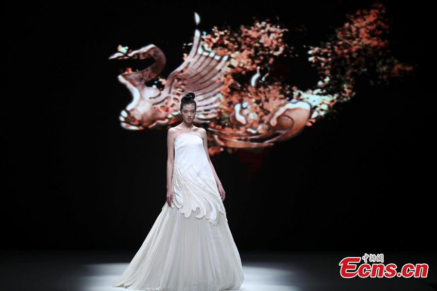 A model presents a creation by designer Chu Yan at China Fashion Week in Beijing, China, Oct. 30, 2018. (Photo: China News Service/Sheng Jiapeng)