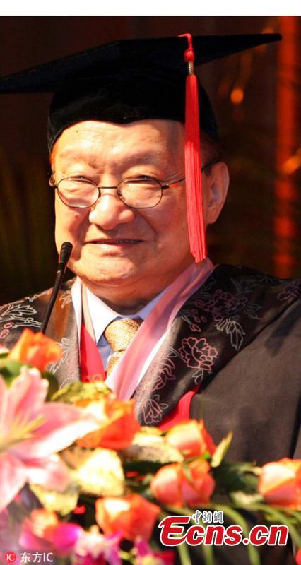 Louis Cha receives an honorary doctorate at Soochow University in Suzhou City, Jiangsu Province, Sept. 23, 2007. (Photo/IC)