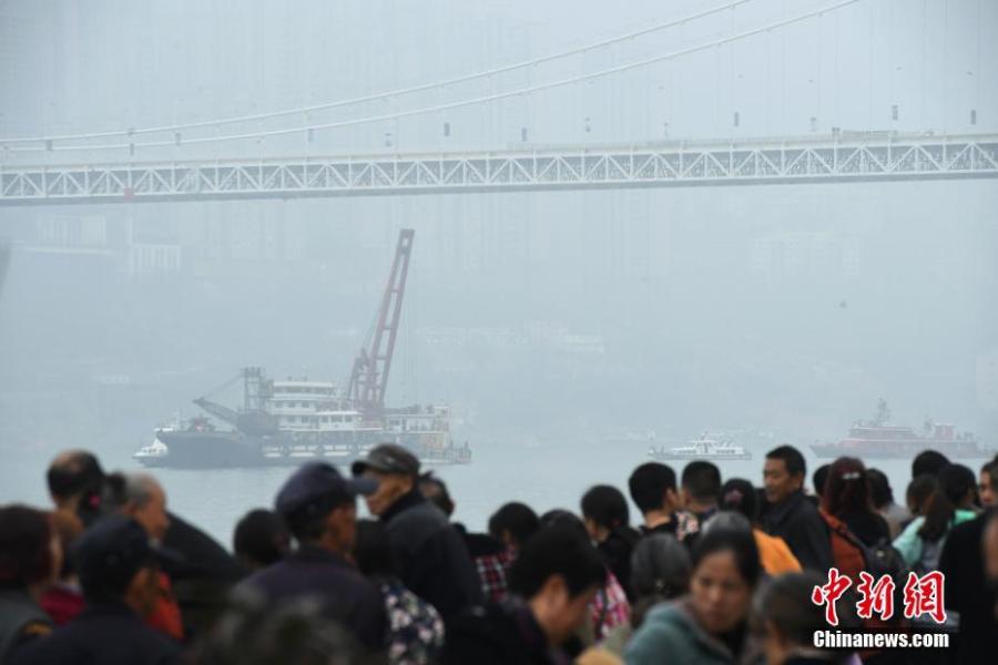 A floating crane is on standby to lift a bus that plunged into the Yangtze River in Wanzhou District, Southwest China\'s Chongqing Municipality, Oct. 31, 2018. An initial police investigation found that 15 people, including the bus driver, were on the bus at the time of the accident. (Photo: China News Service/Chen Chao)