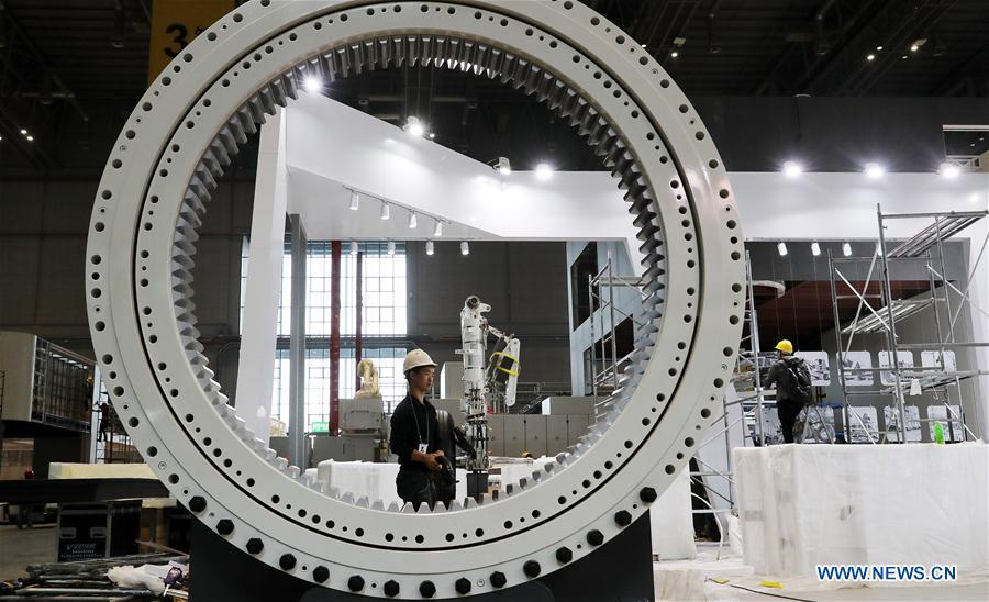 Workers install exhibits at an exhibition hall in the National Exhibition and Convention Center (Shanghai) in Shanghai, east China, on Oct. 30, 2018. The final work is underway to get all eight exhibition halls ready for the first China International Import Expo (CIIE), scheduled to be held from Nov. 5 to 10. (Xinhua/Fang Zhe)