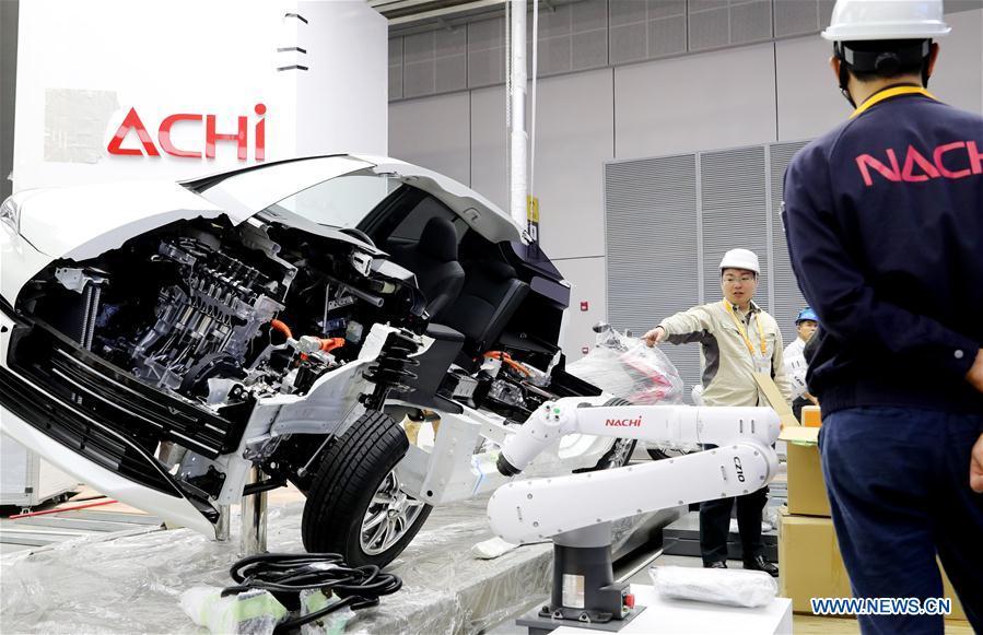 A technician guides the installation of exhibits at an exhibition hall in the National Exhibition and Convention Center (Shanghai) in Shanghai, east China, on Oct. 30, 2018. The final work is underway to get all eight exhibition halls ready for the first China International Import Expo (CIIE), scheduled to be held from Nov. 5 to 10. (Xinhua/Fang Zhe)