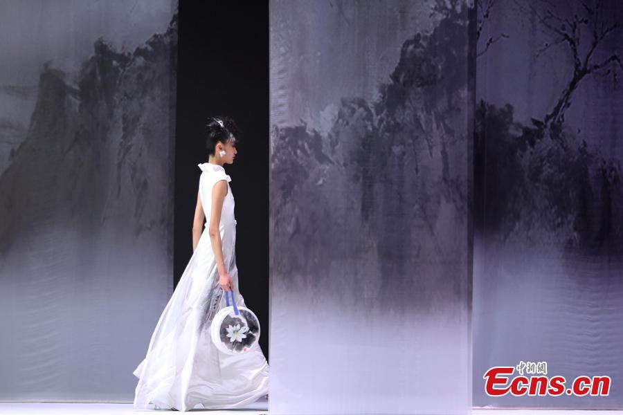 A model presents a creation by designer Deng Zhaoping at China Fashion Week in Beijing, China, Oct. 30, 2018. (Photo: China News Service/Sheng Jiapeng)