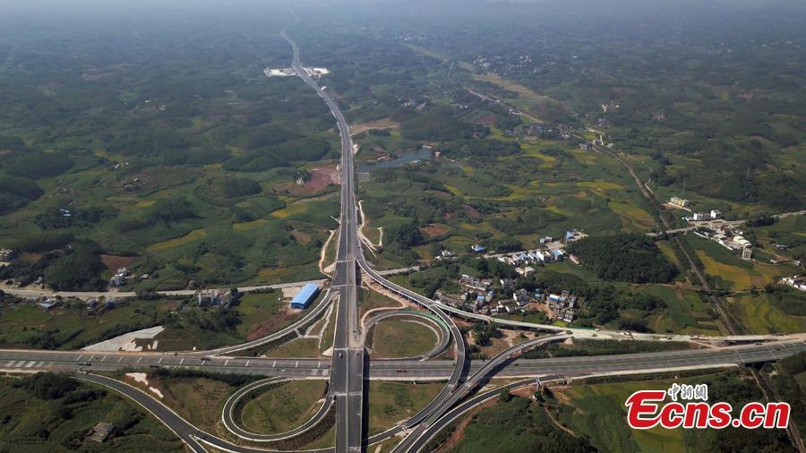 Photo taken from the air shows an expressway linking Nanning Wuxu International Airport with Datang Town of Nanning City, Southwest China’s Guangxi Zhuang Autonomous Region, Oct. 30, 2018. The expressway will improve transportation networks among the region’s three seaports and Friendship Pass near the border between China and Vietnam when it opens next month. (Photo: China News Service/He Qiudi)