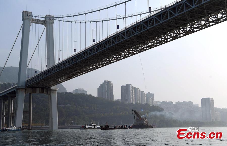 A floating crane is on standby to lift a bus that plunged into the Yangtze River in Wanzhou District, Southwest China\'s Chongqing Municipality, Oct. 31, 2018. An initial police investigation found that 15 people, including the bus driver, were on the bus at the time of the accident. (Photo: China News Service/Chen Chao)