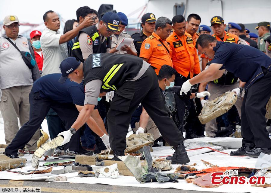 An Indonesian navy soldier jumps to dive at the location of the Lion Air flight JT610 crash off the north coast of Karawang regency, West Java province, Indonesia, Oct. 30, 2018. The search continued Tuesday for bodies and the \