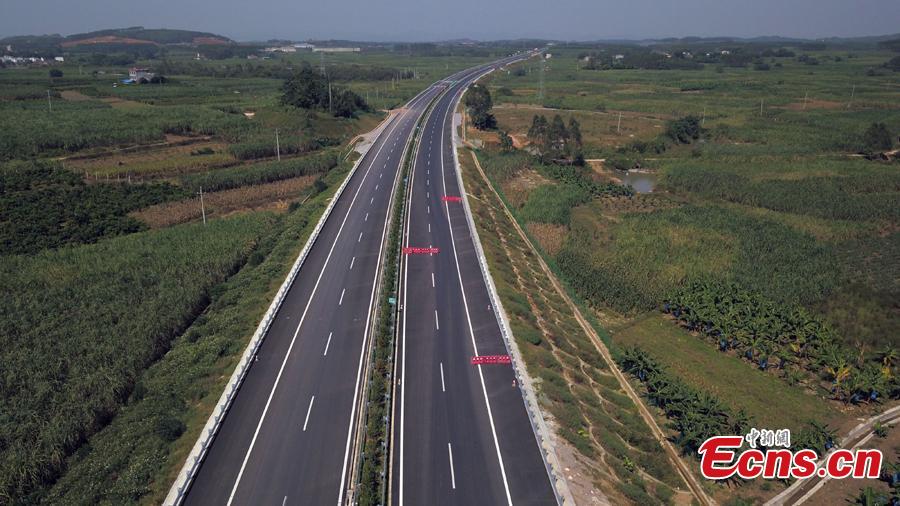 Photo taken from the air shows an expressway linking Nanning Wuxu International Airport with Datang Town of Nanning City, Southwest China’s Guangxi Zhuang Autonomous Region, Oct. 30, 2018. The expressway will improve transportation networks among the region’s three seaports and Friendship Pass near the border between China and Vietnam when it opens next month. (Photo: China News Service/He Qiudi)