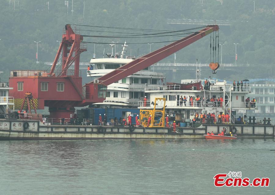 A floating crane is on standby to lift a bus that plunged into the Yangtze River in Wanzhou District, Southwest China\'s Chongqing Municipality, Oct. 31, 2018. An initial police investigation found that 15 people, including the bus driver, were on the bus at the time of the accident. (Photo: China News Service/Chen Chao)