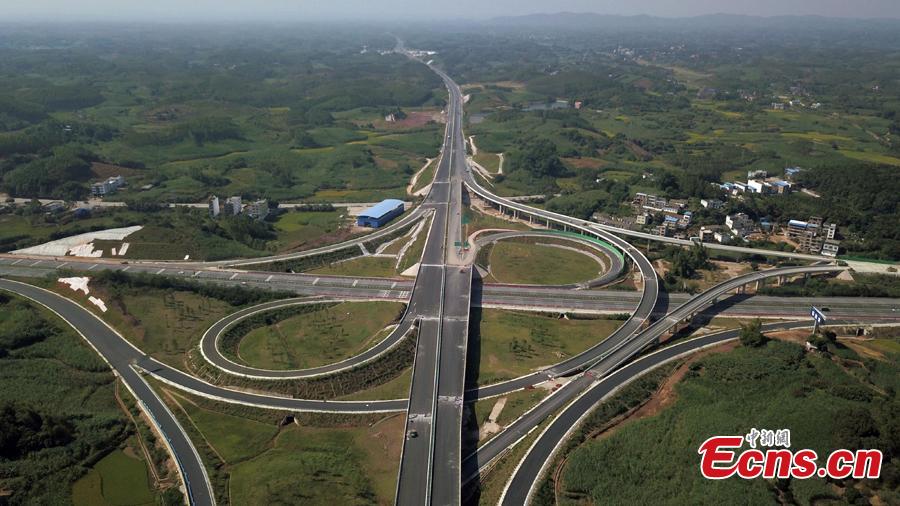 Photo taken from the air shows an expressway linking Nanning Wuxu International Airport with Datang Town of Nanning City, Southwest China’s Guangxi Zhuang Autonomous Region, Oct. 30, 2018. The expressway will improve transportation networks among the region’s three seaports and Friendship Pass near the border between China and Vietnam when it opens next month. (Photo: China News Service/He Qiudi)