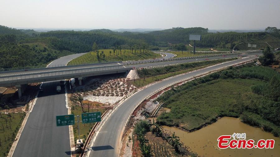 Photo taken from the air shows an expressway linking Nanning Wuxu International Airport with Datang Town of Nanning City, Southwest China’s Guangxi Zhuang Autonomous Region, Oct. 30, 2018. The expressway will improve transportation networks among the region’s three seaports and Friendship Pass near the border between China and Vietnam when it opens next month. (Photo: China News Service/He Qiudi)