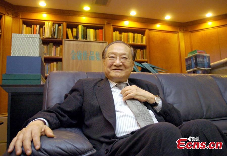Louis Cha talks to China News Service in an interview to mark 50 years of writing martial arts novels in Hong Kong, May 27, 2005. (Photo: China News Service/Hong Shaokui)