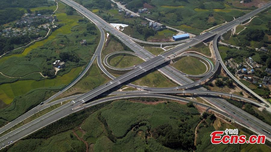 Photo taken from the air shows an expressway linking Nanning Wuxu International Airport with Datang Town of Nanning City, Southwest China’s Guangxi Zhuang Autonomous Region, Oct. 30, 2018. The expressway will improve transportation networks among the region’s three seaports and Friendship Pass near the border between China and Vietnam when it opens next month. (Photo: China News Service/He Qiudi)