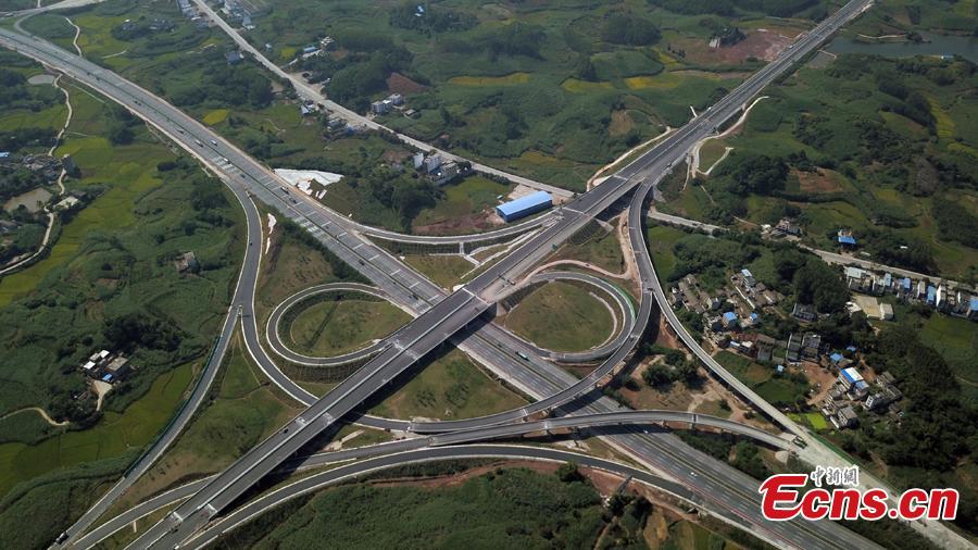Photo taken from the air shows an expressway linking Nanning Wuxu International Airport with Datang Town of Nanning City, Southwest China’s Guangxi Zhuang Autonomous Region, Oct. 30, 2018. The expressway will improve transportation networks among the region’s three seaports and Friendship Pass near the border between China and Vietnam when it opens next month. (Photo: China News Service/He Qiudi)