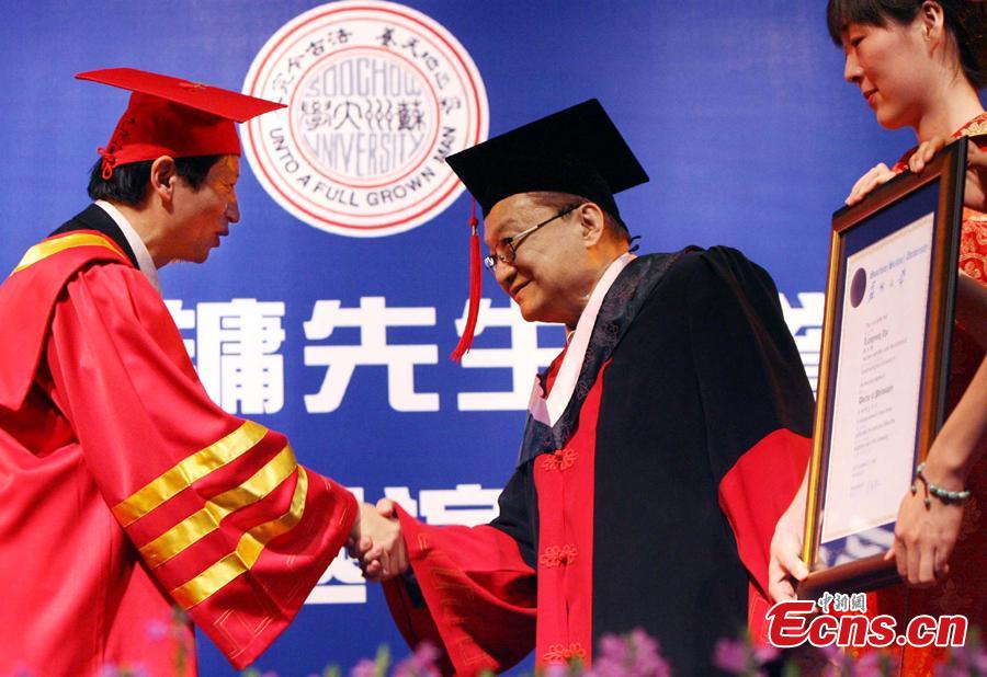 Louis Cha receives an honorary doctorate at Soochow University in Suzhou City, Jiangsu Province, Sept. 23, 2007. (Photo: China News Service/Li Junfeng)