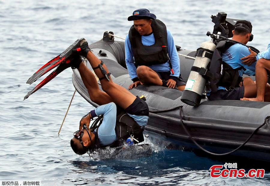 An Indonesian navy soldier jumps to dive at the location of the Lion Air flight JT610 crash off the north coast of Karawang regency, West Java province, Indonesia, Oct. 30, 2018. The search continued Tuesday for bodies and the \