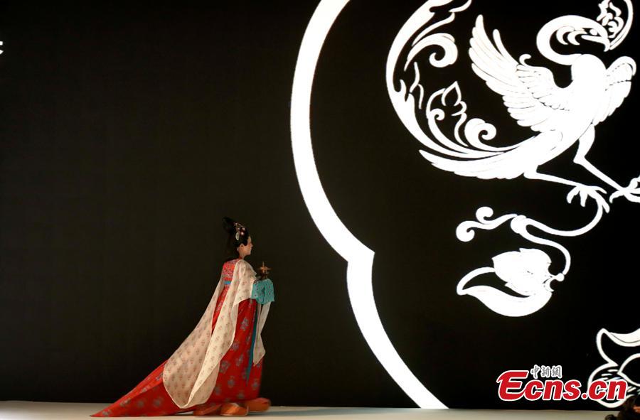A model presents a creation by designer Chu Yan at China Fashion Week in Beijing, China, Oct. 30, 2018. (Photo: China News Service/Sheng Jiapeng)