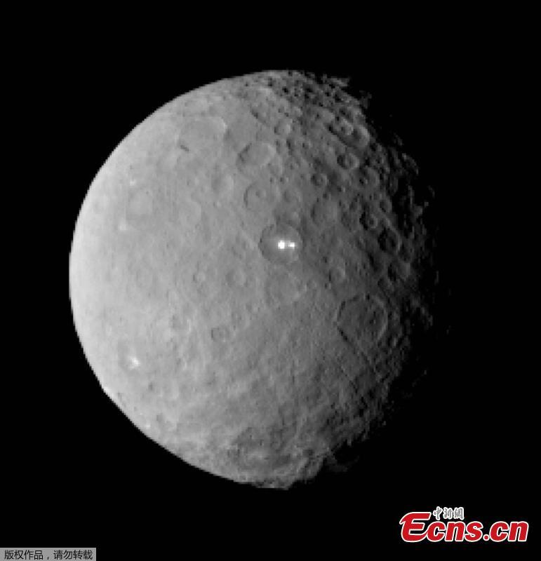 This file image provided by NASA shows the dwarf planet Ceres, taken by the space agency\'s Dawn spacecraft from a distance of nearly 29,000 miles (46,000 kilometers). On Friday, March 6, 2015, NASA’s Dawn spacecraft arrives at the mysterious dwarf planet located in the asteroid belt between Mars and Jupiter after a nearly eight-year journey. Dawn, which previously visited Vesta, also in the asteroid belt, has already beamed back images of Ceres as it closes in. (Photo/Agencies)