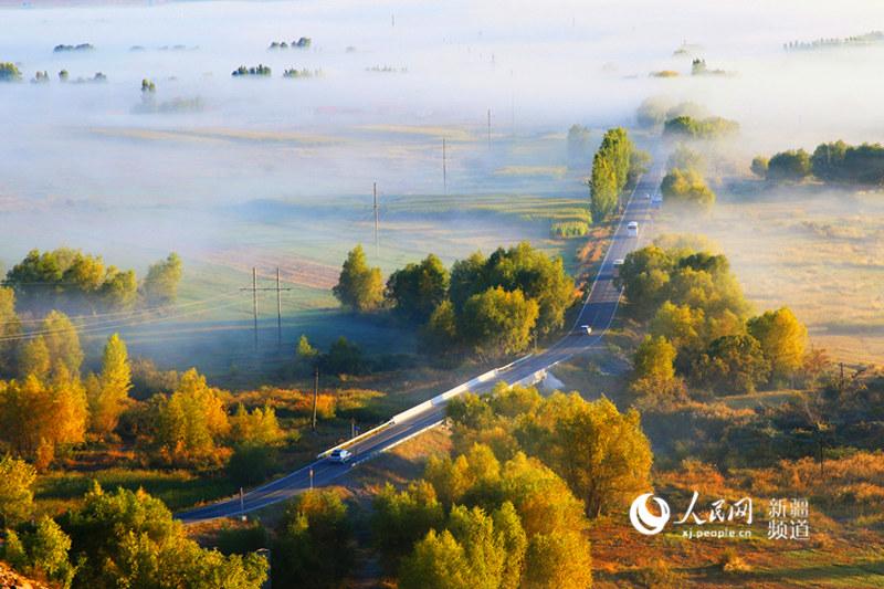 Thin mist falls over the Burqin of Altay region in Xinjiang Uygur Autonomous Region, making the small county look like a wonderland. (Photo/people.cn)