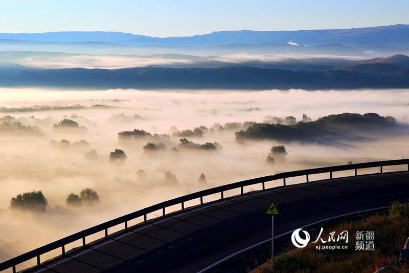 Thin mist falls over the Burqin of Altay region in Xinjiang Uygur Autonomous Region, making the small county look like a wonderland. (Photo/people.cn)
