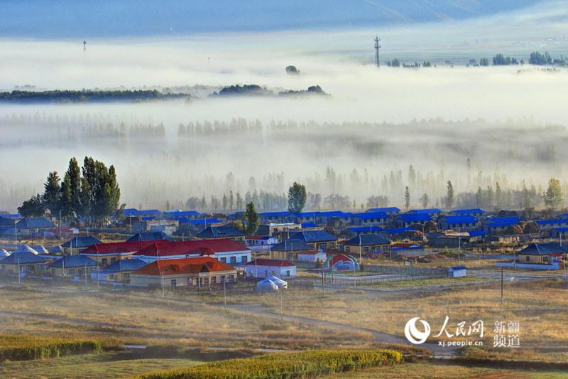 Thin mist falls over the Burqin of Altay region in Xinjiang Uygur Autonomous Region, making the small county look like a wonderland. (Photo/people.cn)