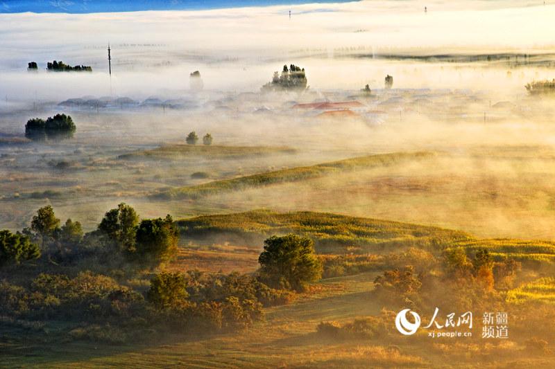 Thin mist falls over the Burqin of Altay region in Xinjiang Uygur Autonomous Region, making the small county look like a wonderland. (Photo/people.cn)
