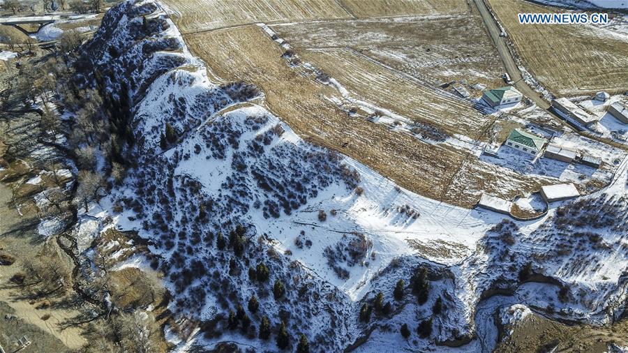 Aerial photo taken on Nov. 4, 2018 shows snow scenery in suburb of Urumqi, capital of northwest China\'s Xinjiang Uygur Autonomous Region. (Xinhua/Hu Huhu)
