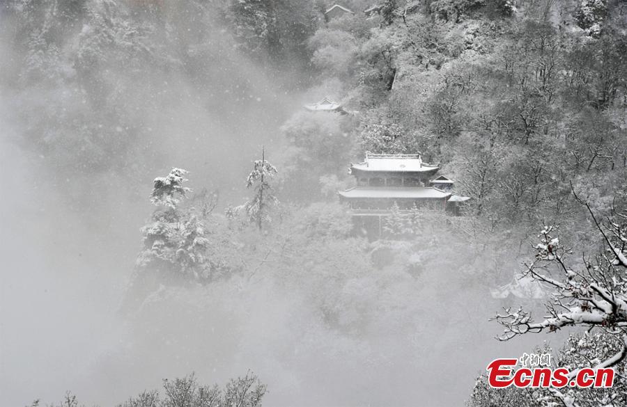Photo taken on November 5, 2018 shows a view of the snow-covered Kongtong Mountain, one of the sacred mountains of Taoism, in Pingliang city, northwest China\'s Gansu Province.(Photo: China News Service/Xu Zhenhua)