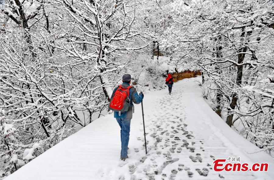 Tourists and photographers visit Kongtong Mountain after snow in Pingliang city, northwest China’s Gansu Province, November 5, 2018.(Photo: China News Service/Xu Zhenhua)