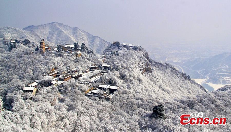 Photo taken on November 5, 2018 shows a view of the snow-covered Kongtong Mountain in Pingliang city, northwest China\'s Gansu Province.(Photo: China News Service/Xu Zhenhua)