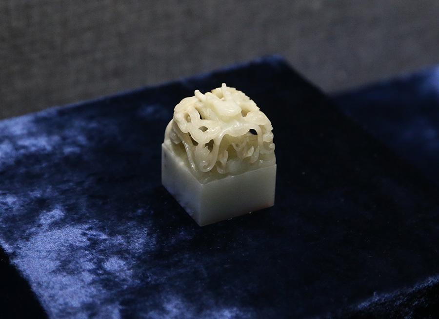 Chinese people have become closely attached to jade and carved jade objects over the centuries. The material is viewed as a symbol of integrity and purity, and people love to wear it. (Photo/China Daily)
The court of Qing Dynasty (1644-1911) assembled a collection of decorative jade works that demonstrate a legacy of jade-carving handicraft and a refined taste of royalties.
A selection of 93 such examples, from the holdings of the Summer Palace and the Institute of Qing History of Renmin University, are on show at the Summer Palace\'s Dehe Garden through Dec. 8.