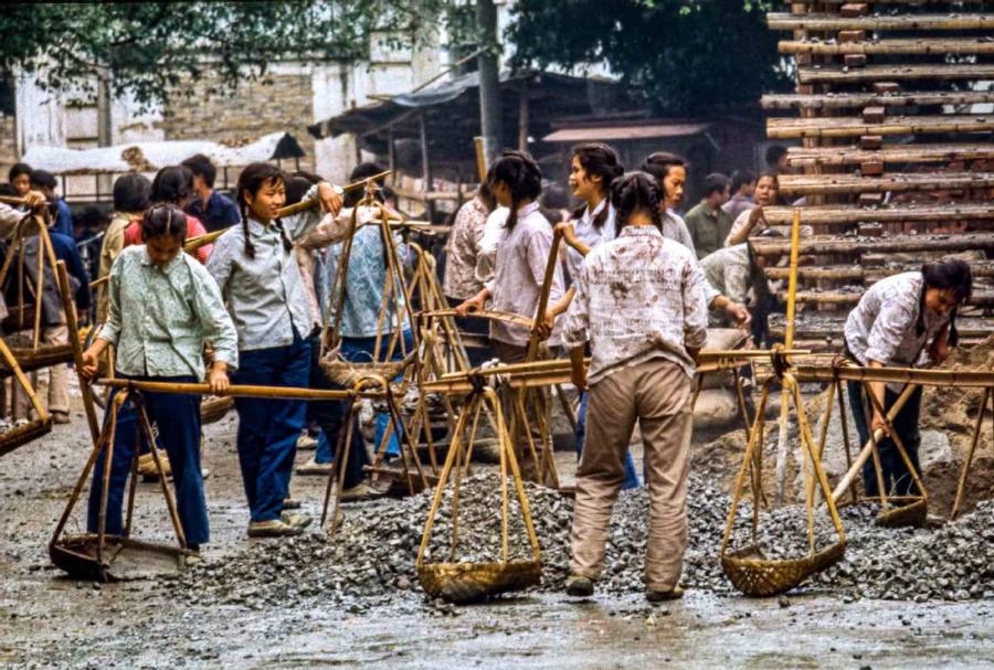 The ladies were making a building with simple machines in Yangshuo, South China\'s Guangxi Zhuang autonomous region. They carried the rocks upstairs, and made the walls. The ladies worked very hard. (Photo by Jamie Fouss/provided to chinadaily.com.cn)