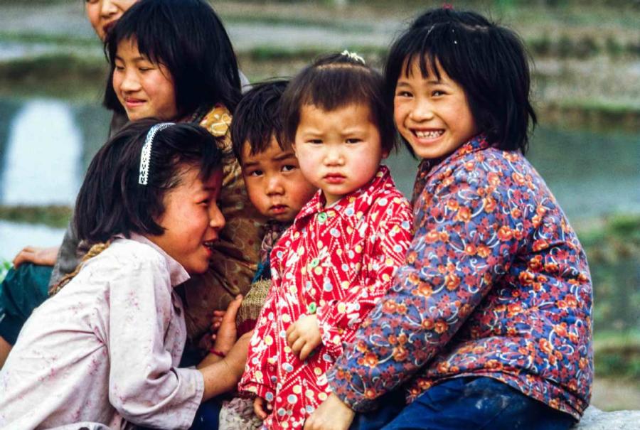 Curious kids in Yangshuo, South China\'s Guangxi Zhuang autonomous region. (Photo by Jamie Fouss/provided to chinadaily.com.cn)