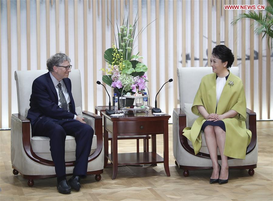 Peng Liyuan (R), wife of Chinese President Xi Jinping and World Health Organization (WHO) goodwill ambassador for tuberculosis and HIV/AIDS, meets with Bill Gates, co-chair of the Bill & Melinda Gates Foundation, in Shanghai, east China, Nov. 5, 2018. (Xinhua/Xie Huanchi)