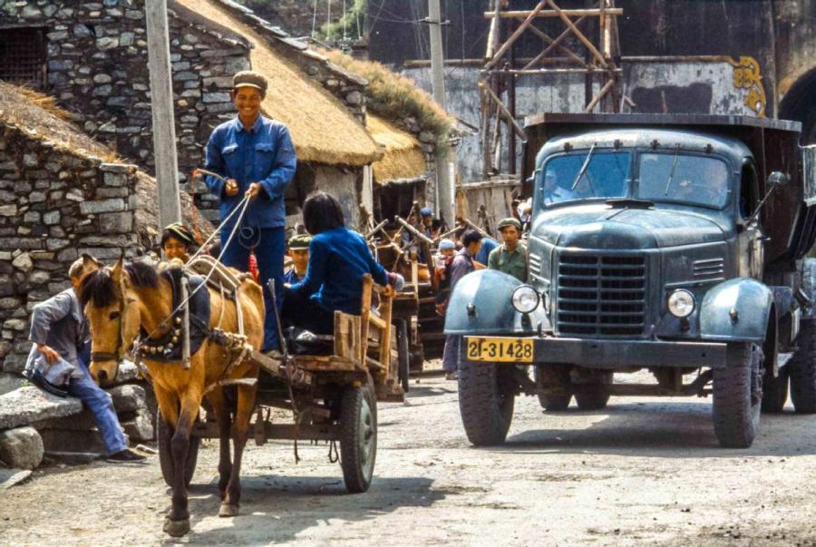A horse carriage with a bus in Dali, Southwest China\'s Yunnan Province. (Photo by Jamie Fouss/provided to chinadaily.com.cn)