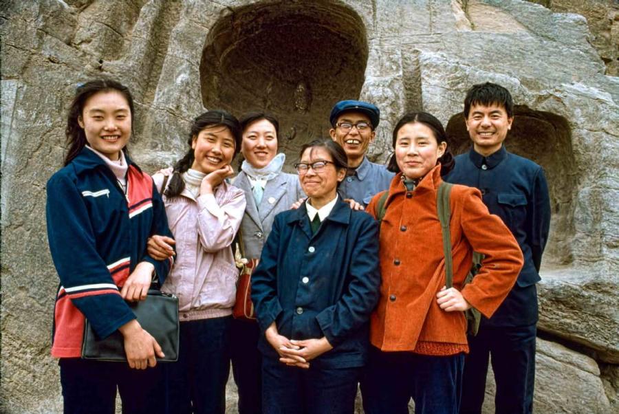 Sun Yuzhen (second from left) and her colleagues pose for a photo at Longmen Grottoes in Luoyang, Central China\'s Henan Province, in 1984. (Photo by Jamie Fouss/provided to chinadaily.com.cn)