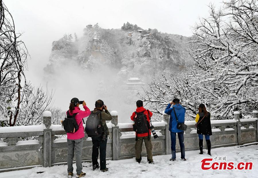 Tourists and photographers visit Kongtong Mountain after snow in Pingliang city, northwest China’s Gansu Province, November 5, 2018.(Photo: China News Service/Xu Zhenhua)