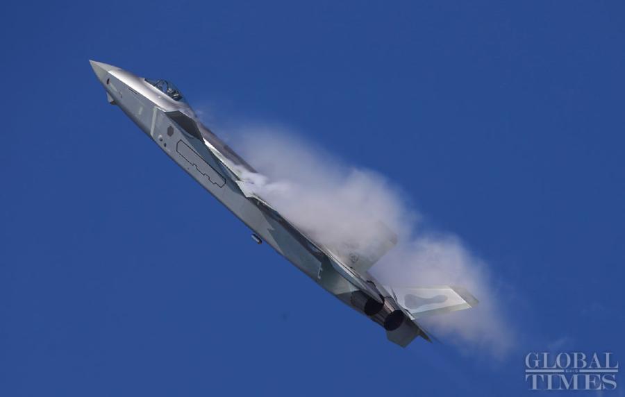 China\'s most advanced stealth fighter jet, the J-20, performs at the China International Aviation and Aerospace Exhibition which kicked off in Zhuhai, South China\'s Guangdong Province, on Nov. 6. The exhibition is scheduled to be held from Nov. 6 to 11. (Photos: Cui Meng/GT)