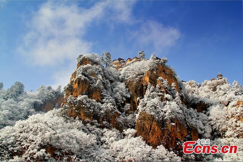 Photo taken on November 5, 2018 shows a view of the snow-covered Kongtong Mountain in Pingliang city, northwest China\'s Gansu Province.(Photo: China News Service/Xu Zhenhua)