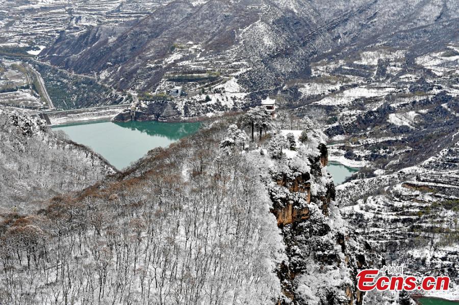 Photo taken on November 5, 2018 shows a view of the snow-covered Kongtong Mountain in Pingliang city, northwest China\'s Gansu Province.(Photo: China News Service/Xu Zhenhua)