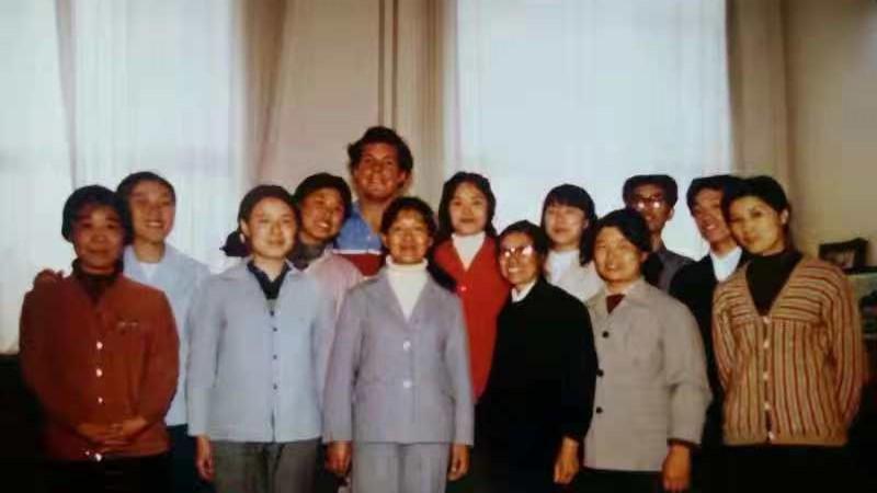 Jamie Fouss poses for a photo with Sun Yuzhen and her colleagues at the carpet factory in 1984. (Photo by Jamie Fouss/provided to chinadaily.com.cn)